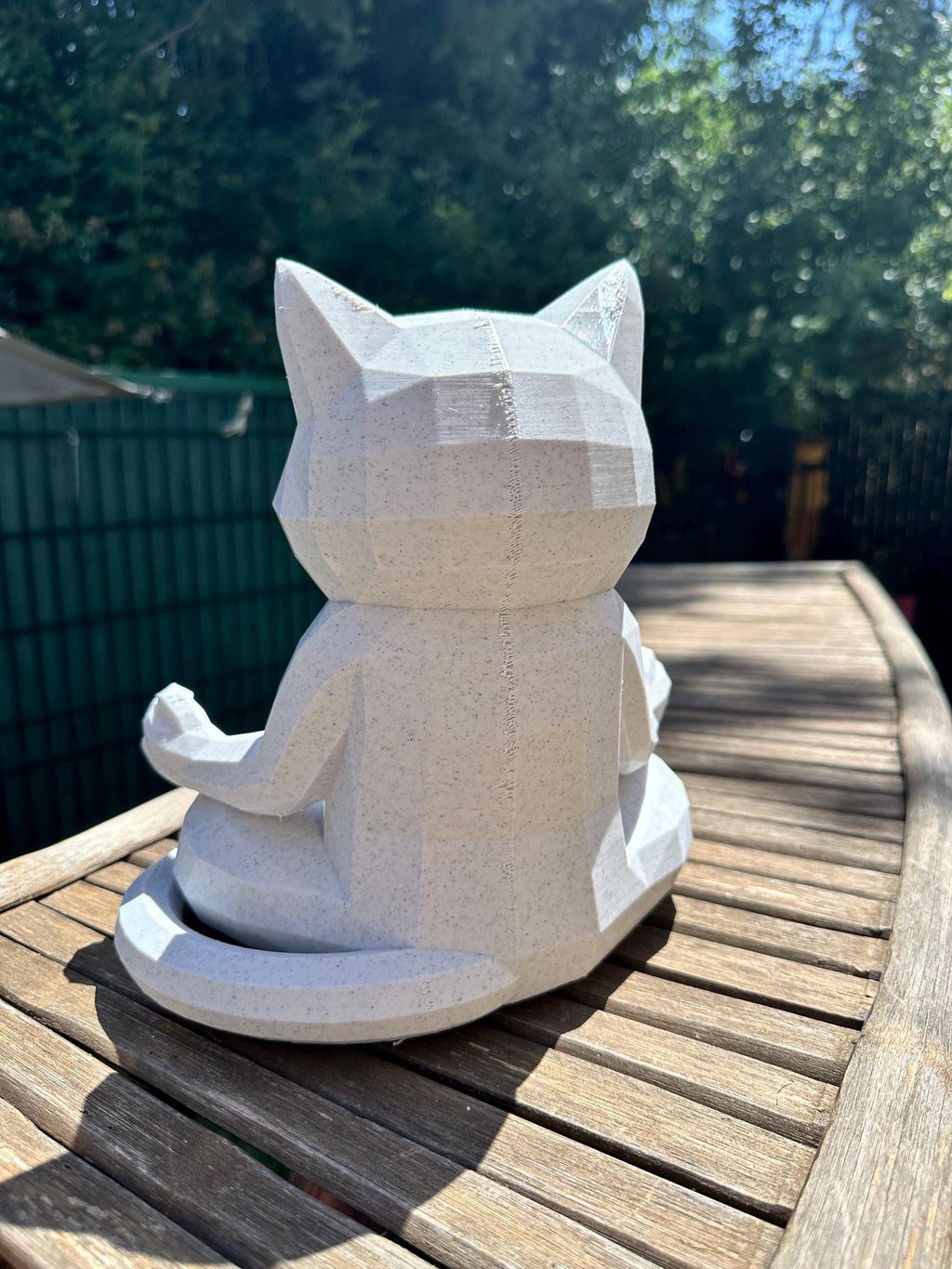 Chat détente effet pierre – Statue zen géométrique