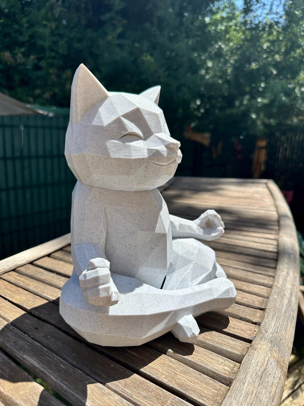 Chat détente effet pierre – Statue zen géométrique