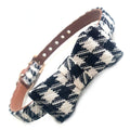 Collier de designer en simili-cuir marron recouvert d'un tissu noir et blanc avec boucle plaquée or.