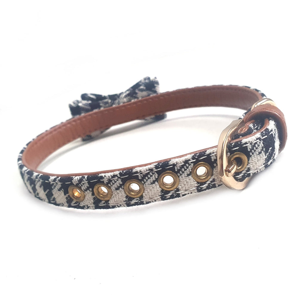 Collier de designer en simili-cuir marron recouvert d'un tissu noir et blanc avec boucle plaquée or.