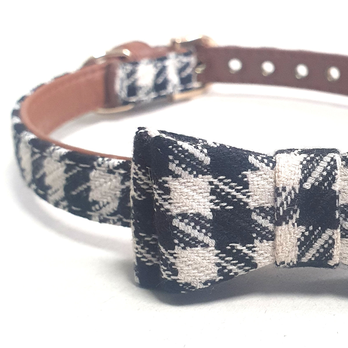 Collier de designer en simili-cuir marron recouvert d'un tissu noir et blanc avec boucle plaquée or.