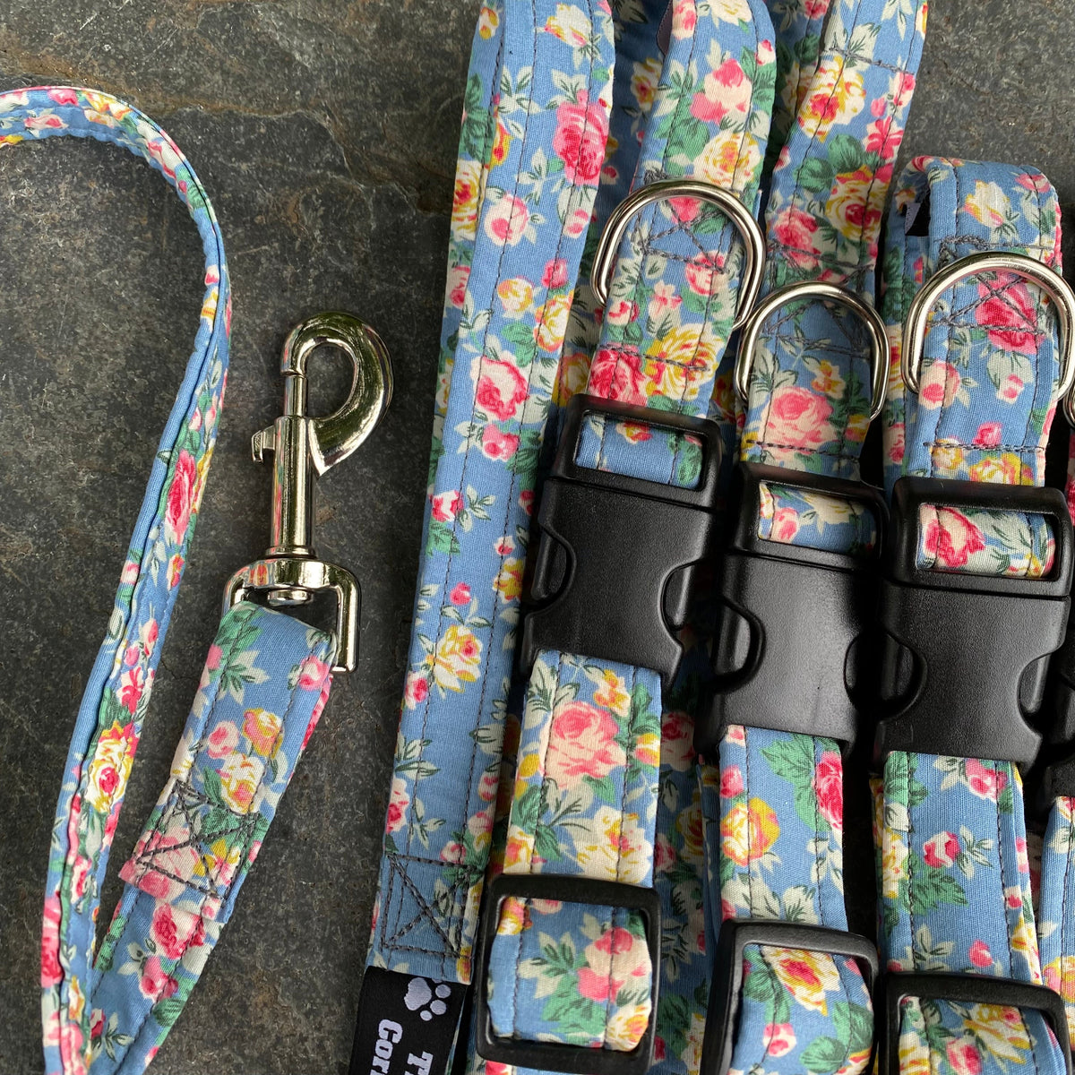Colliers, laisses et harnais à encolure en coton aux motifs floraux bleus et roses.