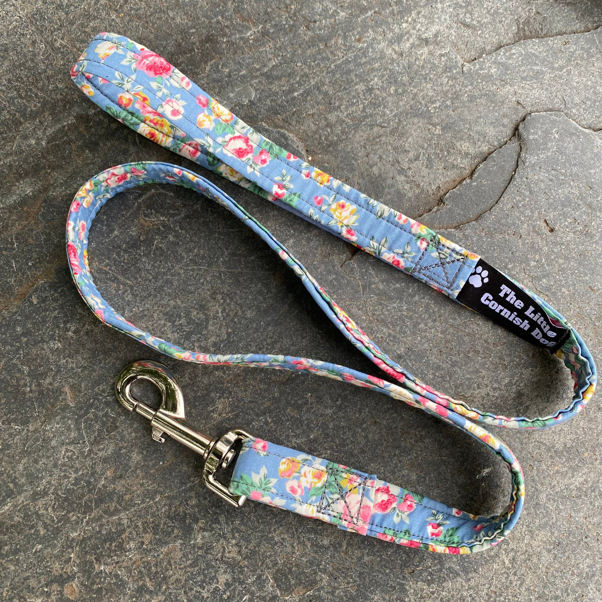 Colliers, laisses et harnais à encolure en coton aux motifs floraux bleus et roses.