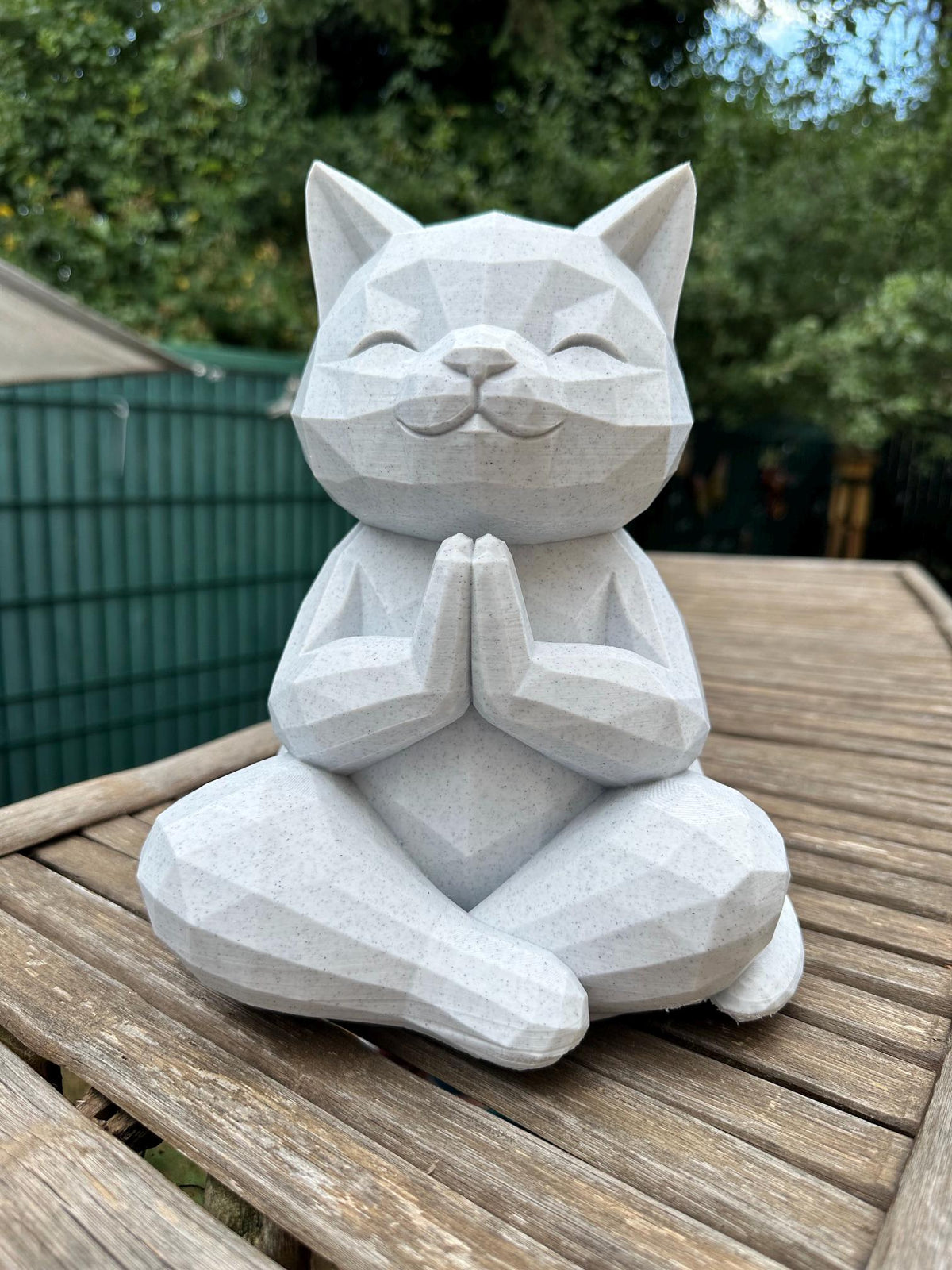 Geometrische zen-kat in meditatie