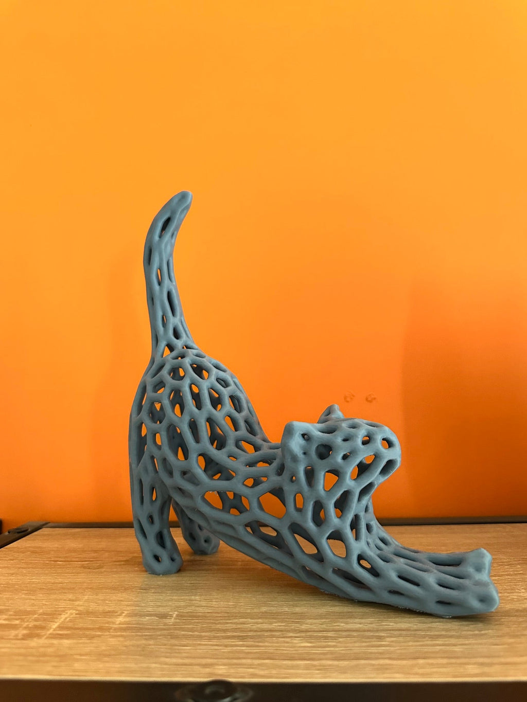 Chat Ajouré en Étirement – Statue Décorative Moderne